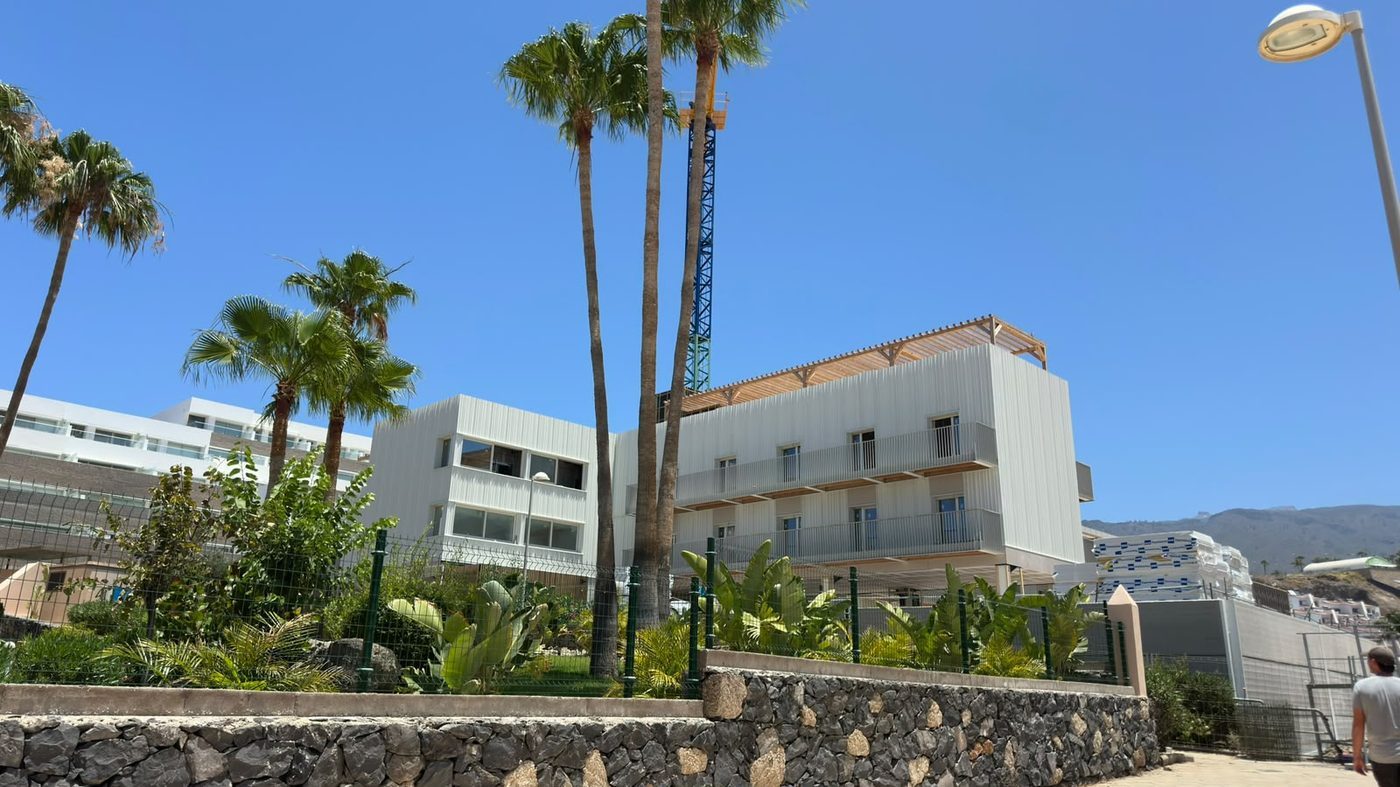 Vista de la residencia de deportistas de Adeje entre palmeras