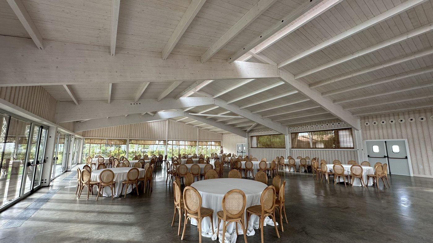 Interior de salón de bodas con estructura de madera laminada de inercia variable
